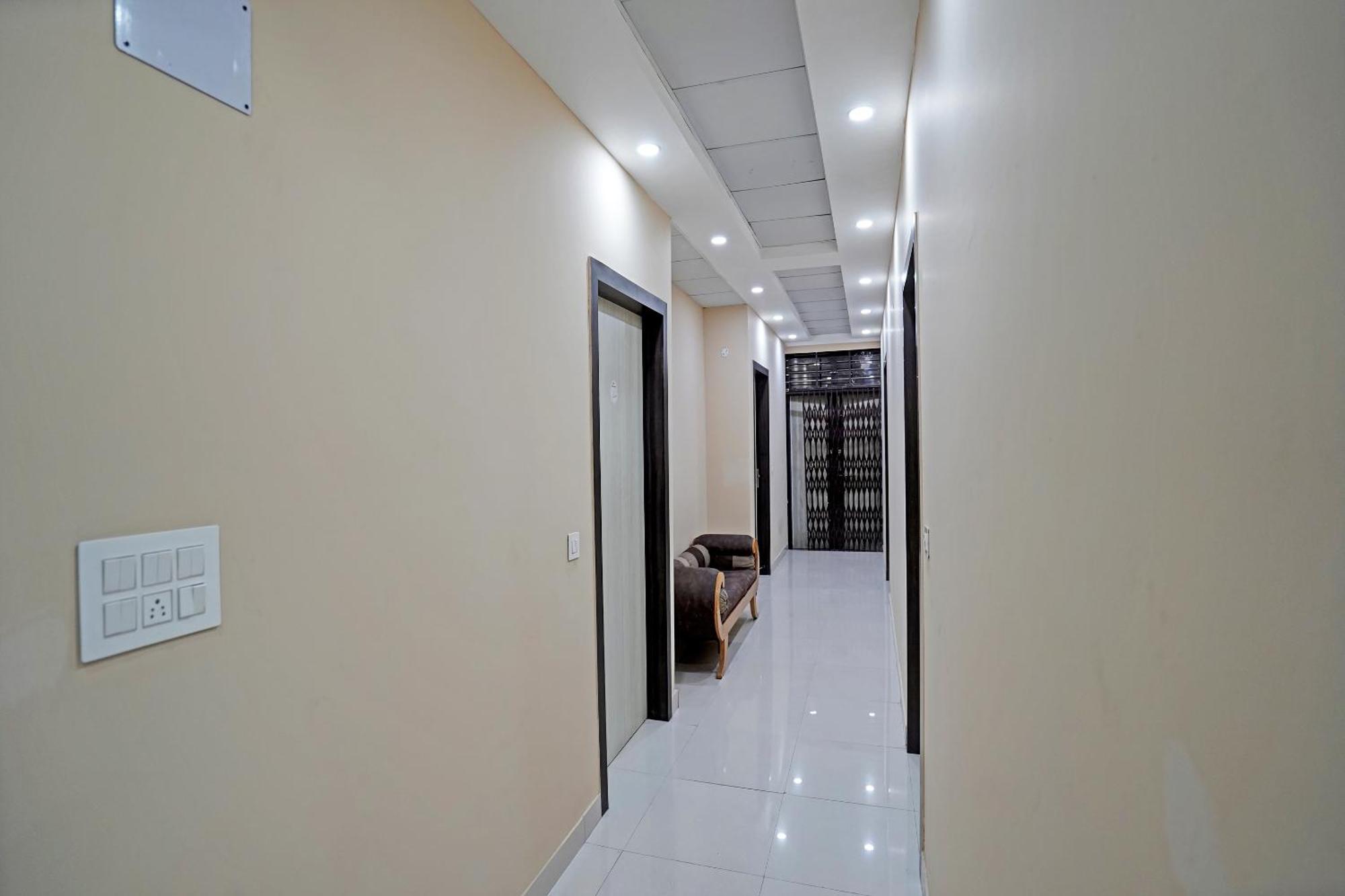 Hotel Prem Dulexe' 200 M From Railway Station New Delhi